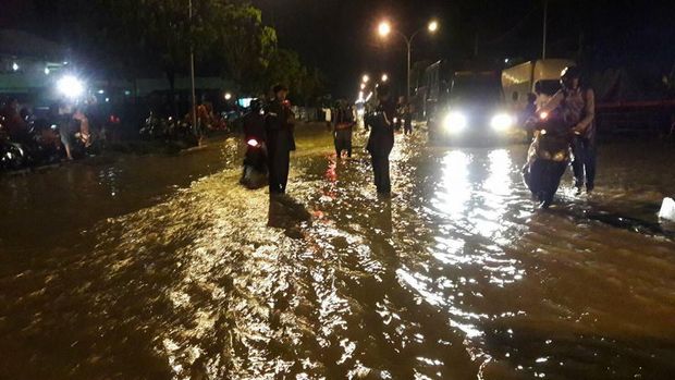 Banjir di Tambak Osowilangun Diwarnai Blokir Jalan, Ini Reaksi Risma