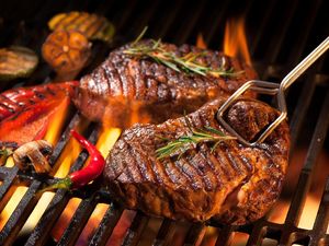 Benarkah Konsumsi Makanan yang Dibakar Picu Kanker? Begini Faktanya