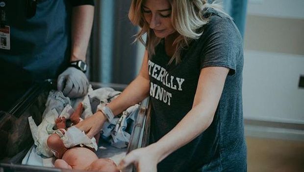 Begini Ekspresi Natural Ibu yang Bahagia karena Berhasil Menyusui Bayinya