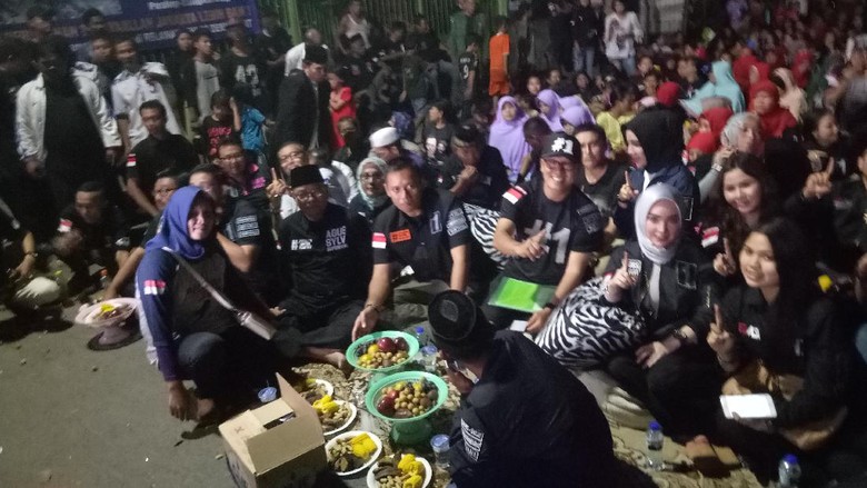 Agus Yudhoyono Nonton Film Tentang Penggusuran Bersama Warga Agus Yudhoyono Nonton Film Tentang Penggusuran Bersama Warga