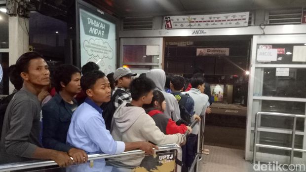 Halte TransJakarta Harmoni penuh