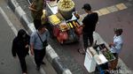 Jelang Pergantian Tahun, PKL Serbu Jalan MH Thamrin