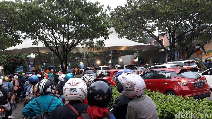 Ancol Sesak Jelang Tahun Baru, Parkir Motor Saja Susah