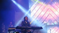 Pada lagu Meski Tlah Jauh, Lilo tampil bernyanyi solo. Dilanjutkan dengan permainan piano dari Adi yang membuat suasana semakin syahdu. Foto: Dyah Paramita Saraswati