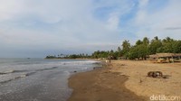 Pantai Florida letaknya di antara Pantai Karang Bolong dan Pantai Pasir Putih Sirih. Pantai Florida punya garis pantai yang panjang dan landai tanpa karang (Fitraya/detikTravel)