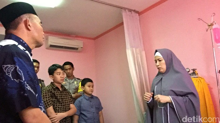 Ajak 2 Putranya, Mendikbud Jenguk Anet di RS Kartika