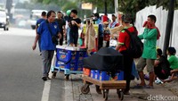 Mereka nampak membuat lapak di sepanjang Jalan MH Thamrin.