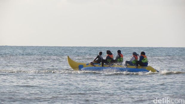 Wisatawan naik banana boat (Fitraya/detikTravel)
