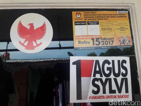 Stiker di rumah Tetty