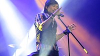 Katon, Lilo, dan Adi membuka penampilannya dengan Hey. Foto: Dyah Paramita Saraswati