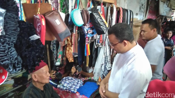 Blusukan di Pasar, Anies Janjikan Solusi Mahalnya Harga Cabai