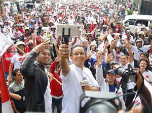 Lepas Konvoi Bahagia ke Bundaran HI, Anies Selfie Bareng Relawan
