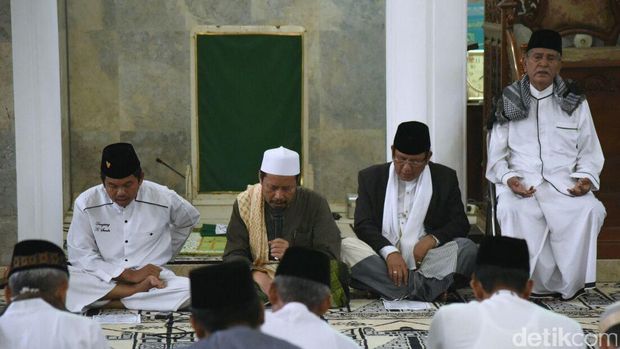  Bupati Purwakarta, Dedi Mulyadi, menghadiri acara zikir bersama yang digelar di Masjid Agung Baing Yusuf, Sabtu (31/12/2016)