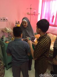 Dua putra Muhadjir berinteraksi dengan Ibunda Anet
