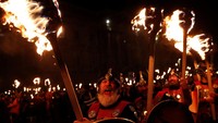 Hogmanay adalah sebuah parade besar-besaran yang biasa diikuti sekitar 150 ribu orang setiap tahunnya. REUTERS/Russell Cheyne.