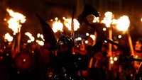 Warga dan para anggota Up Helly Aa Viking dari Shetland, menggelar parade obor dalam acara pembukaan Hogmanay (Tahun Baru) di Edinburgh Skotlandia, 30 Desember 2016. REUTERS/Russell Cheyne.