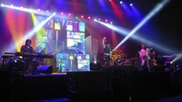 Malam itu pun dihangatkan oleh lagu Menjemput Impian dan Gerimis yang seakan mengajak penonton untuk kompak bernyanyi bersama. Foto: Dyah Paramita Saraswati