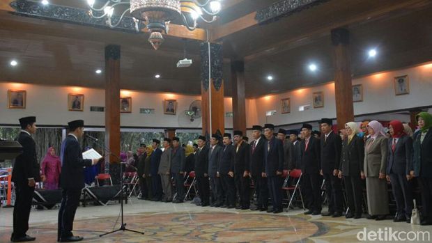  Bupati Trenggalek, Jawa Timur, Emil Elestianto Dardak mengukuhkan para pejabat eselon III dan IV, Sabtu (31/12/2016)