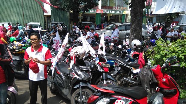 Lepas 'Konvoi Bahagia' ke Bundaran HI, Anies Selfie Bareng Relawan