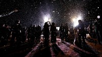 Tak hanya itu, mereka juga dikejutkan dengan salju buatan yang membuat momen pergantian tahun terasa dramatis. REUTERS/Issei Kato.