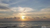 Nikmatilah matahari yang turun ke peraduannya. Jika cuaca mendukung, kita bisa melihat sunset yang dahsyat (Fitraya/detikTravel)