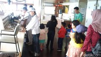 Traveler cilik bisa mengikuti kegiatan wisata edukasi. Mereka bisa belajar soal pelayaran di ruang nakhoda (Ahmad Masaul Khoiri/detikTravel)