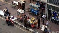 Sejumlah pedagang kaki lima manfaatkan Jalan MH Thamrin untuk berjualan, Sabtu (31/12/2016).