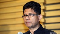 Dalam operasi tangkap tangan yang dilakukan pada Jumat (30/12), KPK mengamankan 8 orang termasuk Sri. Namun KPK baru menetapkan 2 orang sebagai tersangka.