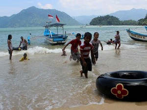 Menunggu Tahun Baru, Main Air Dulu di Pantai Pasir Putih Trenggalek