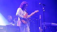 Band yang telah belasan tahun melintang di dunia musik ini tampil dengan format brass section. Foto: Dyah Paramita Saraswati