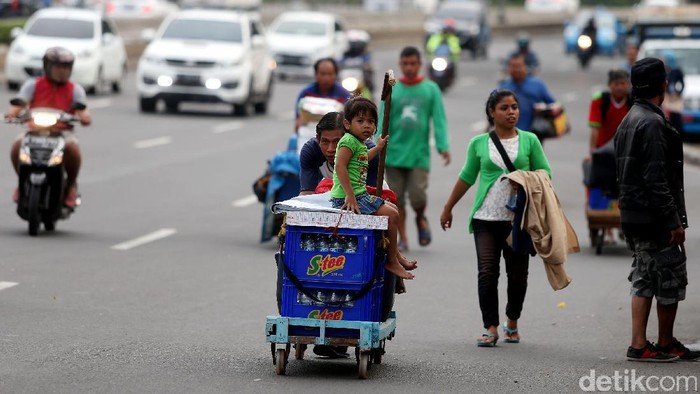 Jelang pergantian tahun, sejumlah pedagang kaki lima menjajakan dagangannya di sepanjang Jalan MH Thamrin.