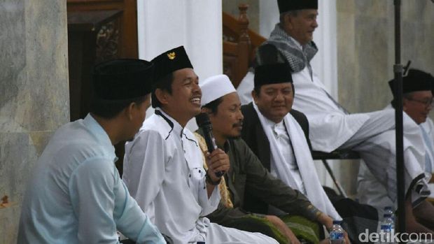  Bupati Purwakarta, Dedi Mulyadi, menghadiri acara zikir bersama yang digelar di Masjid Agung Baing Yusuf, Sabtu (31/12/2016