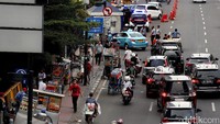 Kawasan tersebut mereka jadikan tempat untuk menambah pundi-pundi penghasilan mereka dengan membuka lapak-lapak dagangan di sepanjang Jalan MH Thamrin.