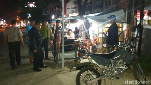 Gelar Razia, Polresta Palembang Sita Ratusan Botol Miras dan Mercon