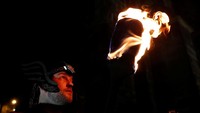 Secara tradisional, Hogmanay diyakini telah dibawa oleh bangsa Viking yang menginvasi Skotlandia pada delapan atau sembilan lalu. Para bangsa Viking saat itu merayakan berlalunya musim dingin denngan menyulut obor dan mengayunkan bola api. Hal itu pun masih tetap dilakukan di Hogmanay. REUTERS/Russell Cheyne.