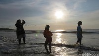 Pantai Florida adalah pantai yang asyik untuk menikmati sunset karena menghadap ke barat. Tampak wisatawan menikmati suasana menunggu sunset (Fitraya/detikTravel)