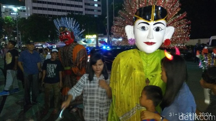 Bundaran HI Mulai Ramai Didatangi Warga, Lalin Masih Lancar