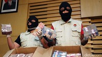 Petugas KPK menunjukan barang bukti uang yang disita dalam kasus OTT Bupati Klaten.