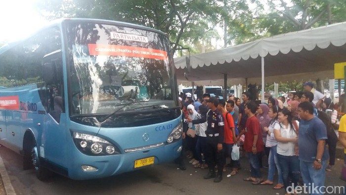 Penumpang Shuttle Bus di Ancol Menumpuk Jelang Malam Tahun Baru