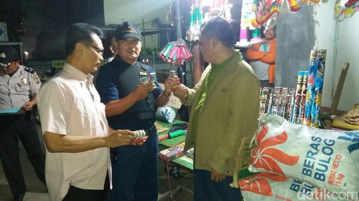 Gelar Razia, Polresta Palembang Sita Ratusan Botol Miras dan Mercon