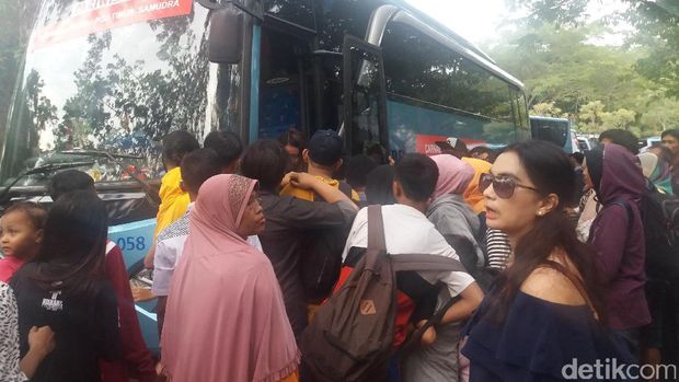 Penumpang Shuttle Bus Ancol Berdesakan Jelang Malam Tahun Baru