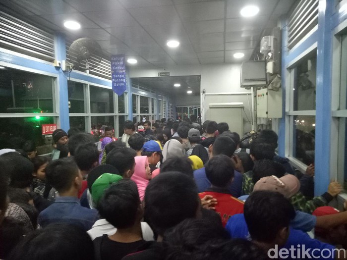 Halte Monas Penuh Sesak, Pengguna TransJ Keluar Tanpa Tap Out