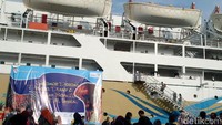 PT Pelni menawarkan sensasi berbeda dengan pelayaran spesial di malam Tahun Baru. Pelayaran ini memakai KM Umsini (Ahmad Masaul Khoiri/detikTravel)