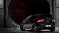 Sedangkan untuk bagian ekteriornya, perubahan terletak pada new front bumper, side sills, rear diffuser and roof spoiler.
