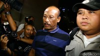 Sebanyak 8 orang diamankan dalam OTT kemarin. Selain bupati, ada seorang pejabat eselon III dan 3 PNS. Sisanya adalah non-PNS.