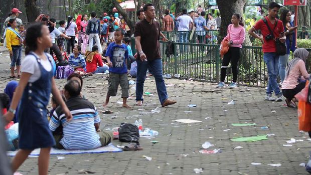 Sampah berserakan