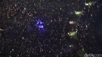 Potret kepadatan warga di malam pergantian tahun 2017 di kawasan Bundaran HI.