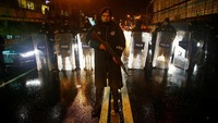 Petugas keamanan berjaga di sekitar TKP penembakan. Aksi serangan itu terjadi kurang dari sebulan setelah dua ledakan bom yang terjadi di luar stadion Istanbul pada 10 Desember dan menewaskan 44 orang.  (Foto: Reuters/Osman Orsal)