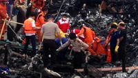 Petugas menyisir bangkai kapal Zuhro Express yang terbakar. (Foto: Ibnu Hariyanto)