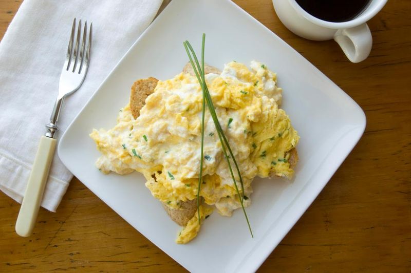 penambahn telur pada scrambled egg